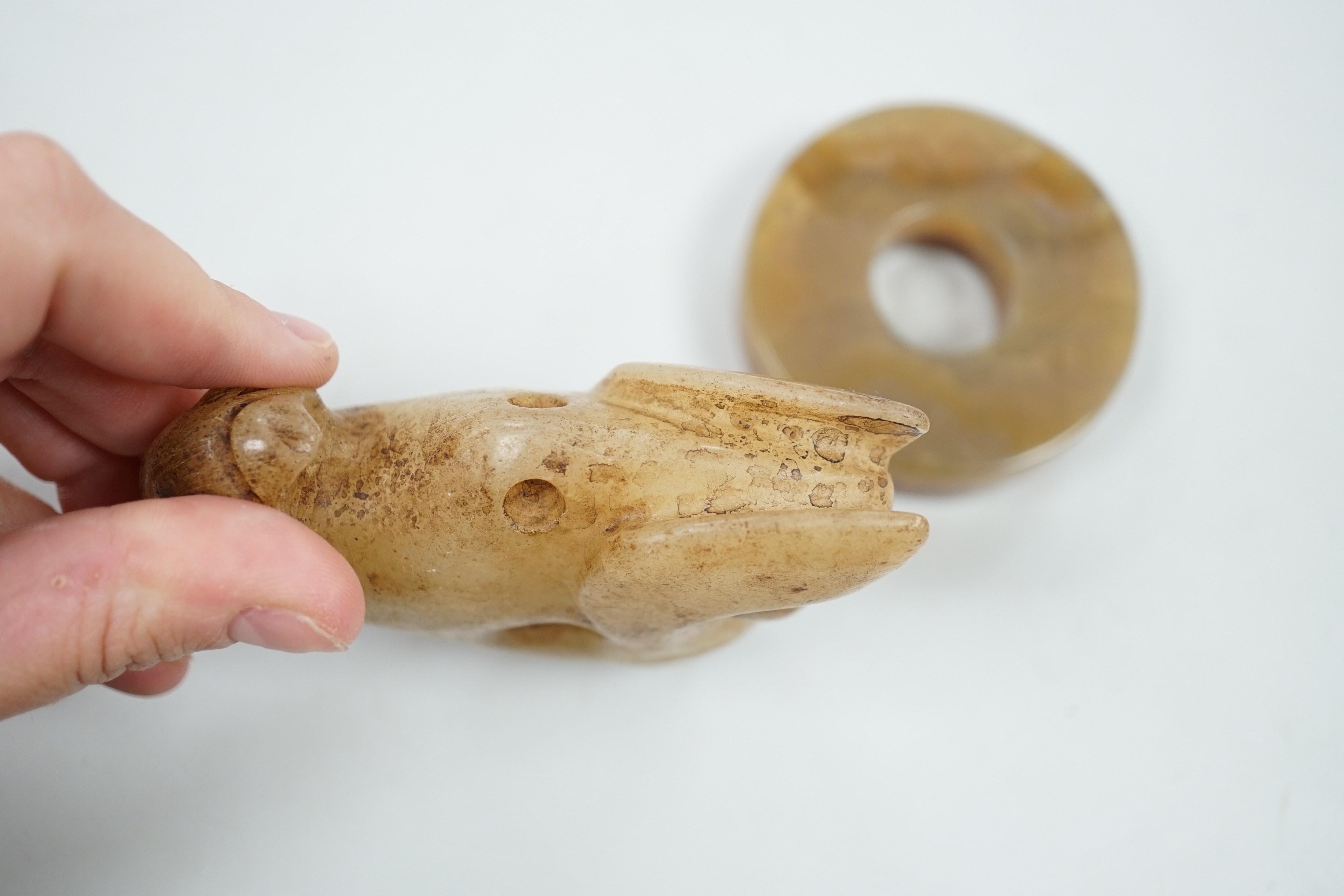 A Chinese agate bi disc and an archaistic jade eagle, 8.5cm